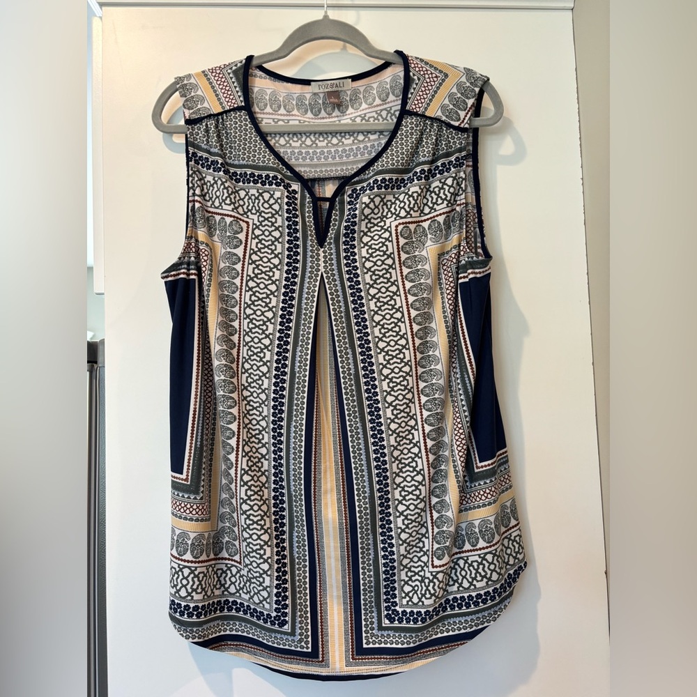 Roz & Ali sleeveless top with gorgeous geometric pattern size Large NWT!
